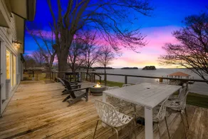 Covered Dock, King Suite, Modern Design, & Kayaks - Image 4