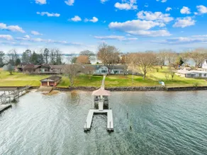 Covered Dock, King Suite, Modern Design, & Kayaks - Image 2