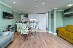 Designer 1 Bed Flat Barons Court Sleeps 4, Balcony - Image 3