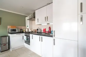 Designer 1 Bed Flat Barons Court Sleeps 4, Balcony - Image 5
