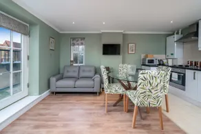 Designer 1 Bed Flat Barons Court Sleeps 4, Balcony - Image 2