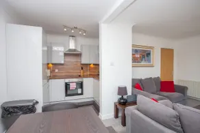 3 Bedroom Duplex with Free Parking - Image 2