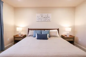 Caldwell Townhome Near Downtown | Sleeps 10 | King - Image 5