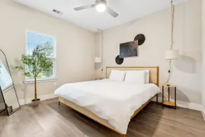 Charming King Suite, Near Universal & Pet-Friendly - Image 4