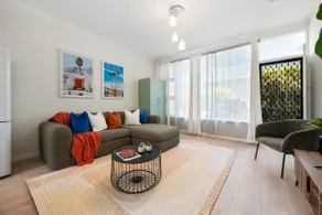 Hacienda at Henley—Chic Seaside Haven near Airport - Image 4