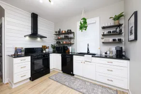 Walk to Highland Square, Sleeps 8 - Image 3