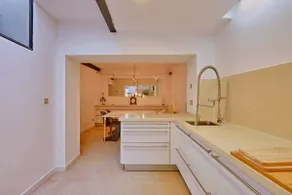 Townhouse next to Barcelona Centro - Image 3
