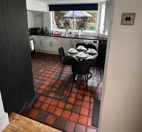 Fulham Tranquil 2BD King Bed Home with Parking & Gdn - Image 4