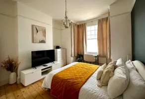 Fulham Tranquil 2BD King Bed Home with Parking & Gdn - Image 2
