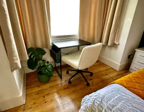 Fulham Tranquil 2BD King Bed Home with Parking & Gdn - Image 3