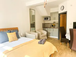 Sussex Studio with Heated Pool & Woodland - Image 2