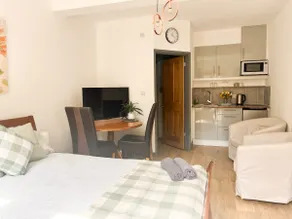 Secluded Sussex Studio with Heated Pool Access - Image 2