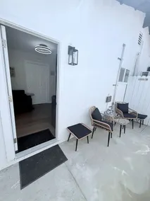 Modern Guest Suite, Fireplace, Patio, BBQ, Parking - Image 3