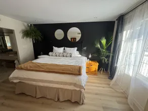 Luxurious Ski-In Ski-Out Jacuzzi Condo with King Bed, Pool, Gym and Sauna - Image 2