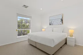 Elegant 3-Bed Home from Sunny Glenelg Beach - Image 3