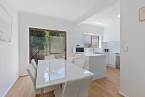 Elegant 3-Bed Home from Sunny Glenelg Beach - Image 2