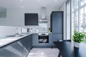 Contemporary 1BR Gem | Elysée Suites, Southport - Image 3