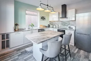 Host & Stay - The Parade View - Image 2