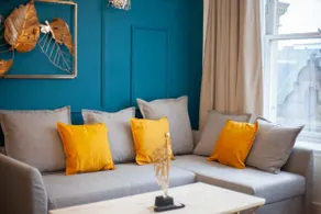 Stylish Central Apartment with Parking - Image 2