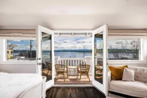 Leschi Retreat w Breathtaking Water View Sleeps 14 - Image 2