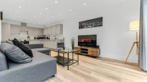 Modern 2 Bedroom Stay, Balcony, East Croydon - Image 2