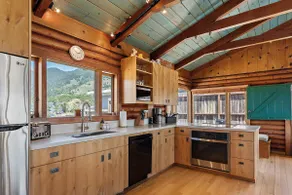 Rustic Oceanfront Retreat in Seadrift - Image 5