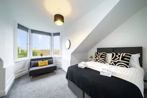 2-Bed Apartment Sleeps 5 - Near Royal Alexandria Hospital - Free Parking & Longs Stays Available - Image 4