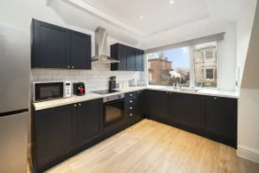 2-Bed Apartment Sleeps 5 - Near Royal Alexandria Hospital - Free Parking & Longs Stays Available - Image 2
