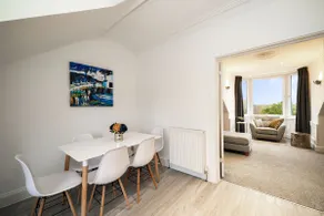 2-Bed Apartment Sleeps 5 - Near Royal Alexandria Hospital - Free Parking & Longs Stays Available - Image 5