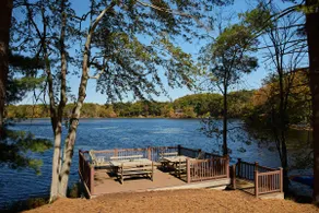 Lakeside Escape: Serene Waterfront Getaway - Image 5