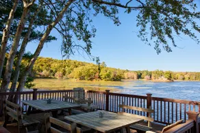 Lakeside Escape: Serene Waterfront Getaway - Image 2