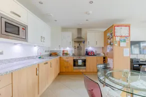 Modern 1 Bedroom Flat Near Riverside - Image 2