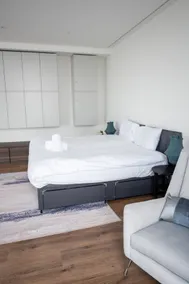 Trendy 3-Bed Flat with River Views Glasgow - Image 5
