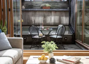 9 The Courtyard - Image 3