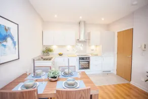 Stylish 2-Bed Apartment Near Glasgow Green - Image 4
