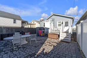 Cozy 3br Retreat, Four Blocks to Beach & Boardwalk - Image 5