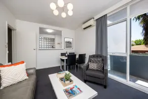 King Bed and Parking Walk to St Kilda Beach - Image 3