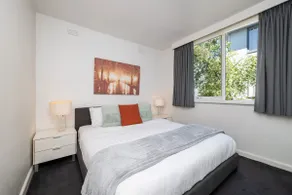 King Bed and Parking Walk to St Kilda Beach - Image 2