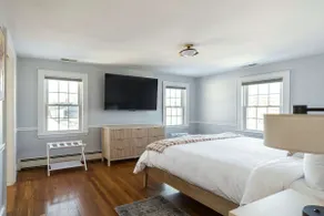 Stay at Beverly Shops - Image 2