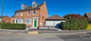 Large, Stylish 3 Bed House with Garden - Image 2