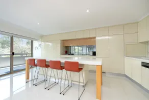 Spacious 2-Bed Apartment Near Dining & Attractions - Image 3