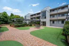 Spacious 2-Bed Apartment Near Dining & Attractions - Image 5