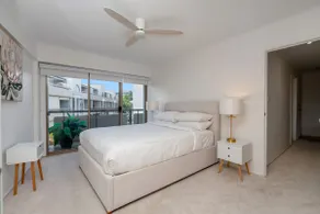 Spacious 2-Bed Apartment Near Dining & Attractions - Image 4
