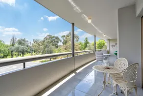 Spacious 2-Bed Apartment Near Dining & Attractions - Image 2