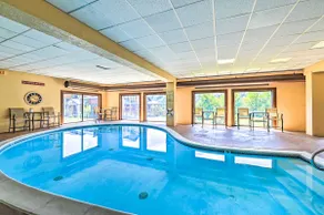 < 1 Mi to Mt Snow: Charming Condo w/ Fireplace - Image 3