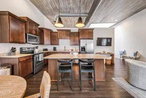 Quiet Downtown Loft - Walk to Dining and Coffee - Image 5