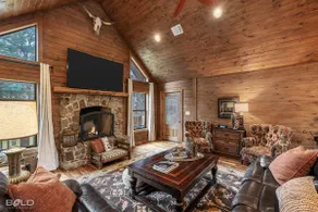 Emerald Isle Log Cabin •Hot Tub•Lakefront - Image 5