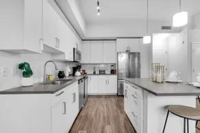 Sunny 1BR Unit | Free Parking | Prime Location - Image 2