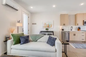 < 2 Mi to Dtwn: Modern Townhome in Knoxville - Image 5