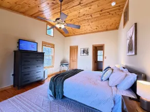Spacious Mountainside Retreat in Lost River - Image 3